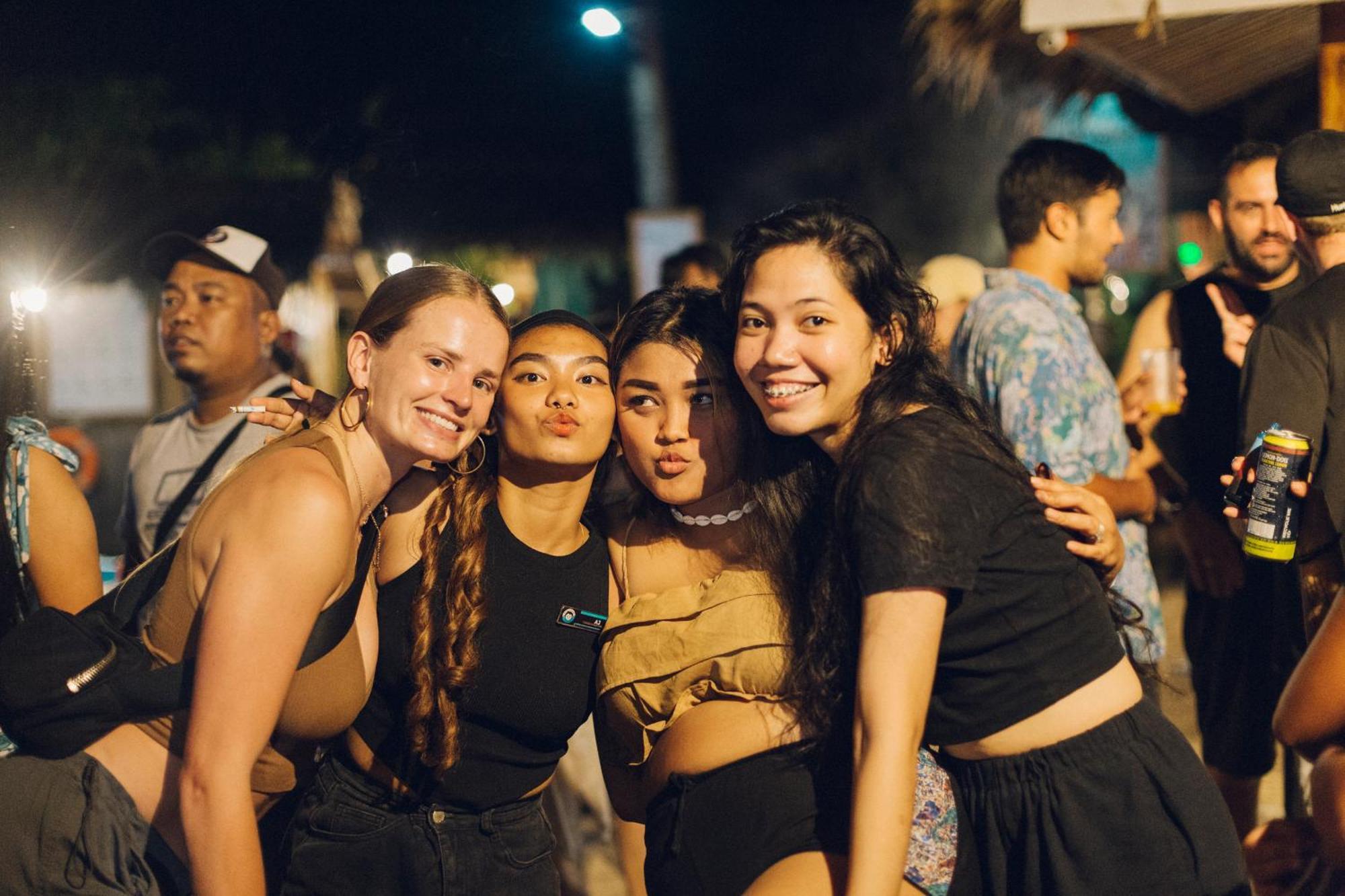 Mad Monkey Hostel Siargao (Adults Only) Хенерал Луна Екстериор снимка